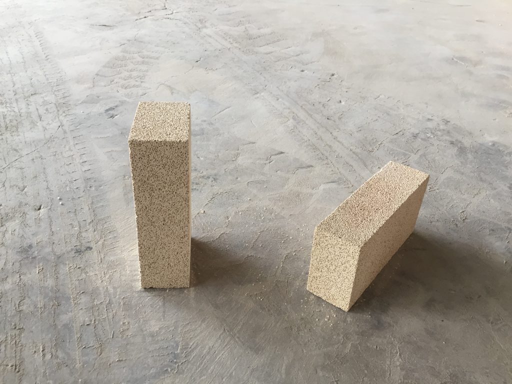 耐火磚品種那么多,哪幾種才是適合在熱風(fēng)爐上砌筑的? 熱風(fēng)爐用高鋁隔熱磚